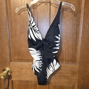 Kona Sol Black & White Leaf Print With Cut-out One Piece Swimsuit Womens Small